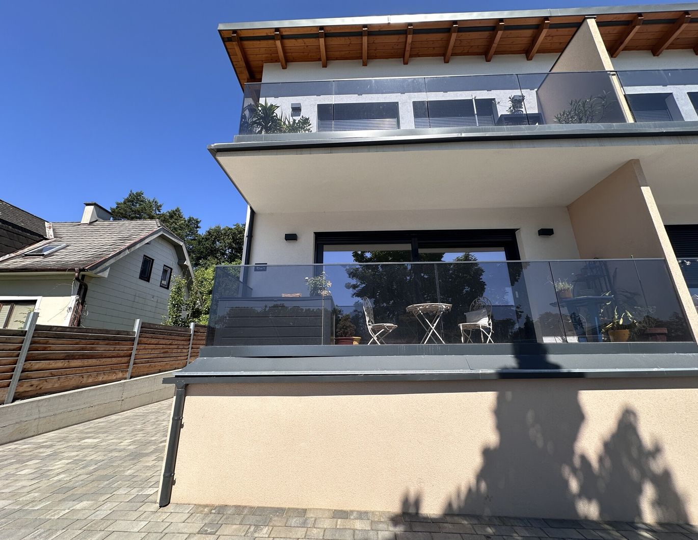 Moderne Doppelhaushälfte mit Balkon, Terrasse und Keller