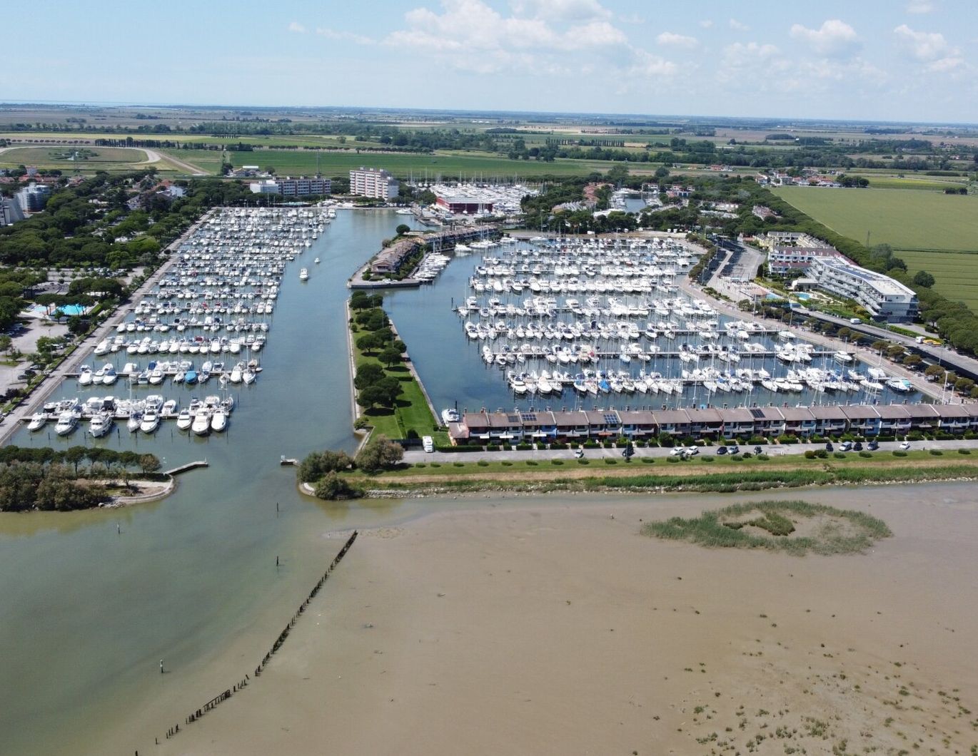 Reihenhaus mit Lagunenblick und privatem Bootsanleger in Aprilia Marittima