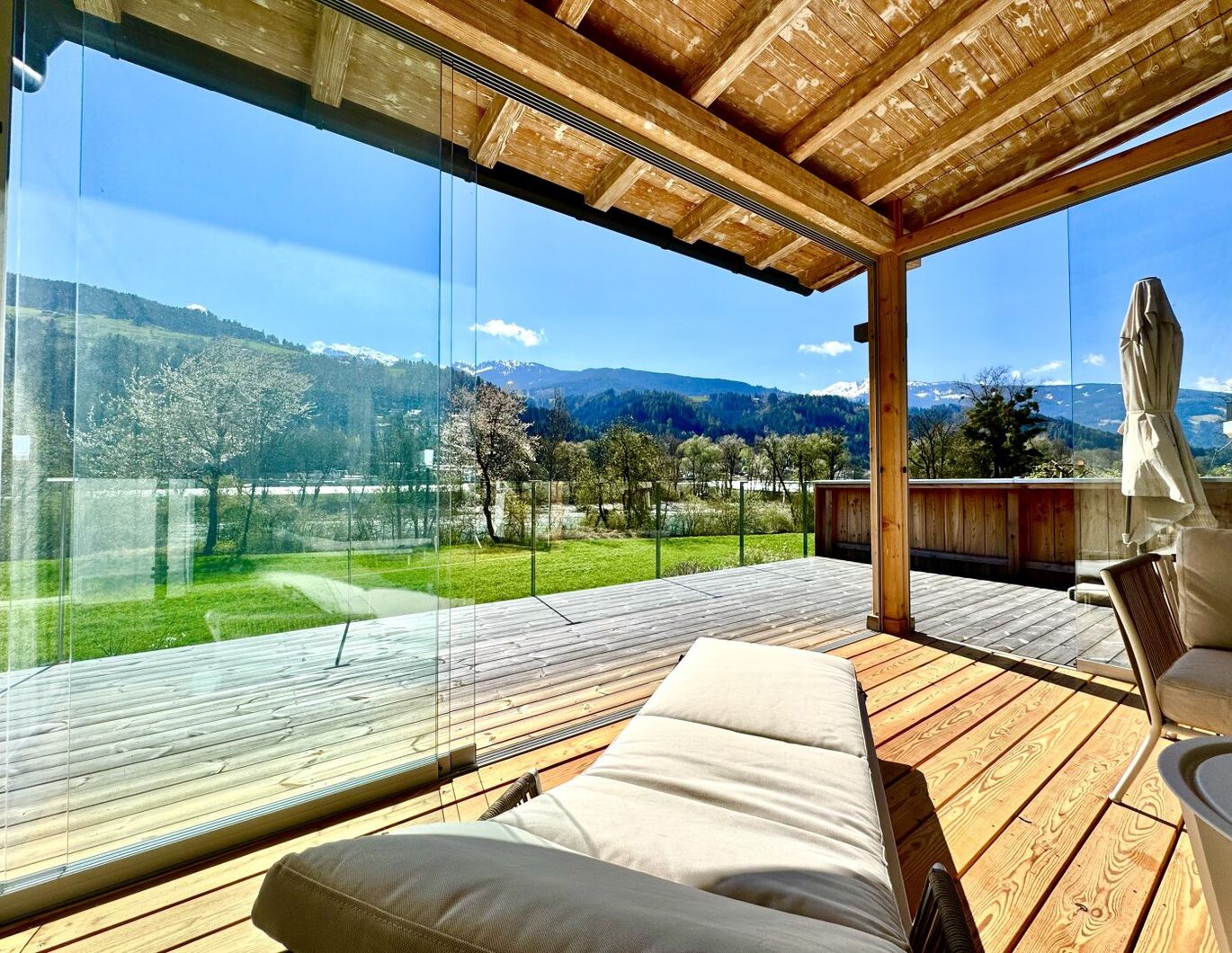 Traumhaftes Mehrfamilienhaus mit ca. 146 m² Wohnfläche mit Garten, Wintergarten, 3 Terrassen & Panoramablick