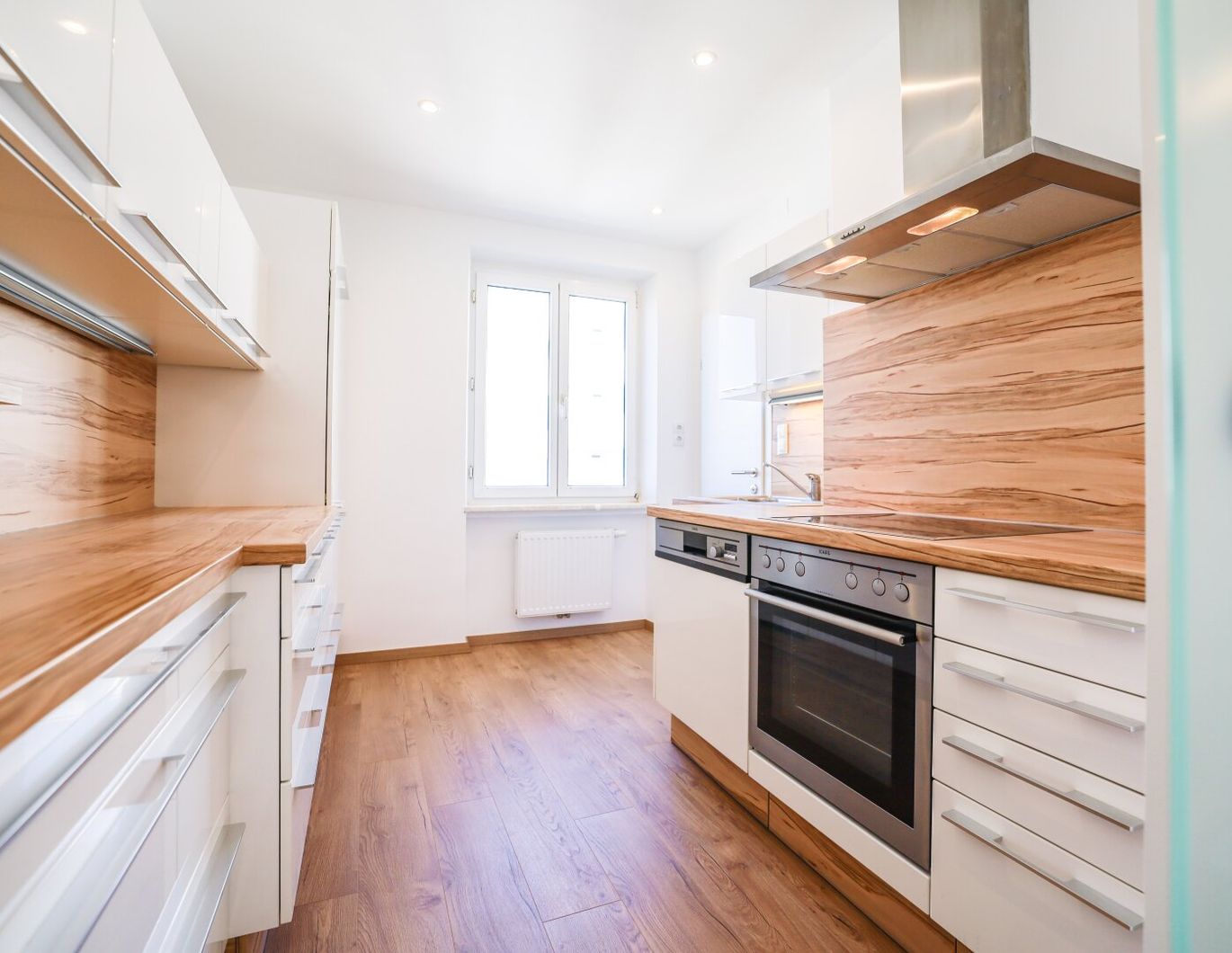 5. STOCK MIT LIFT I DAN KÜCHE I MODERN SANIERT I BADEWANNE I WG TAUGLICH I HAUSTIERE WILLKOMMEN I SEHR HELL I ZENTRALE LAGE BEI HAUPTBAHNHOF I PROJEKT WOHNEN