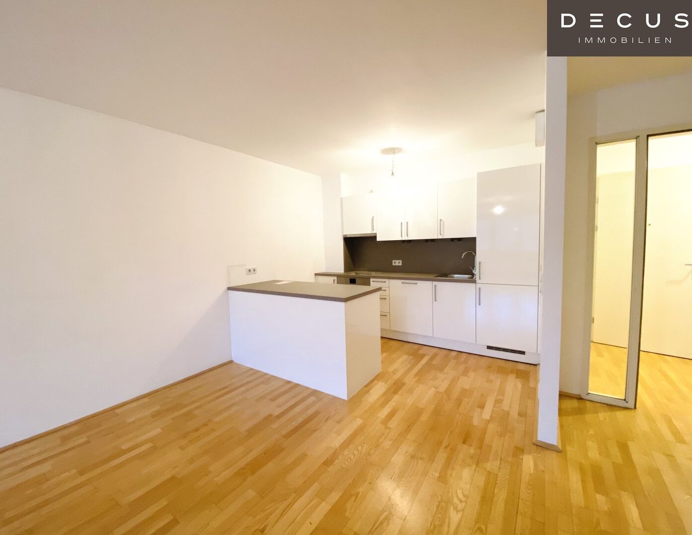 / AUSSENFLÄCHE / U-BAHNNÄHE / ZWEI ZIMMER / VERFÜGBAR AB SOFORT