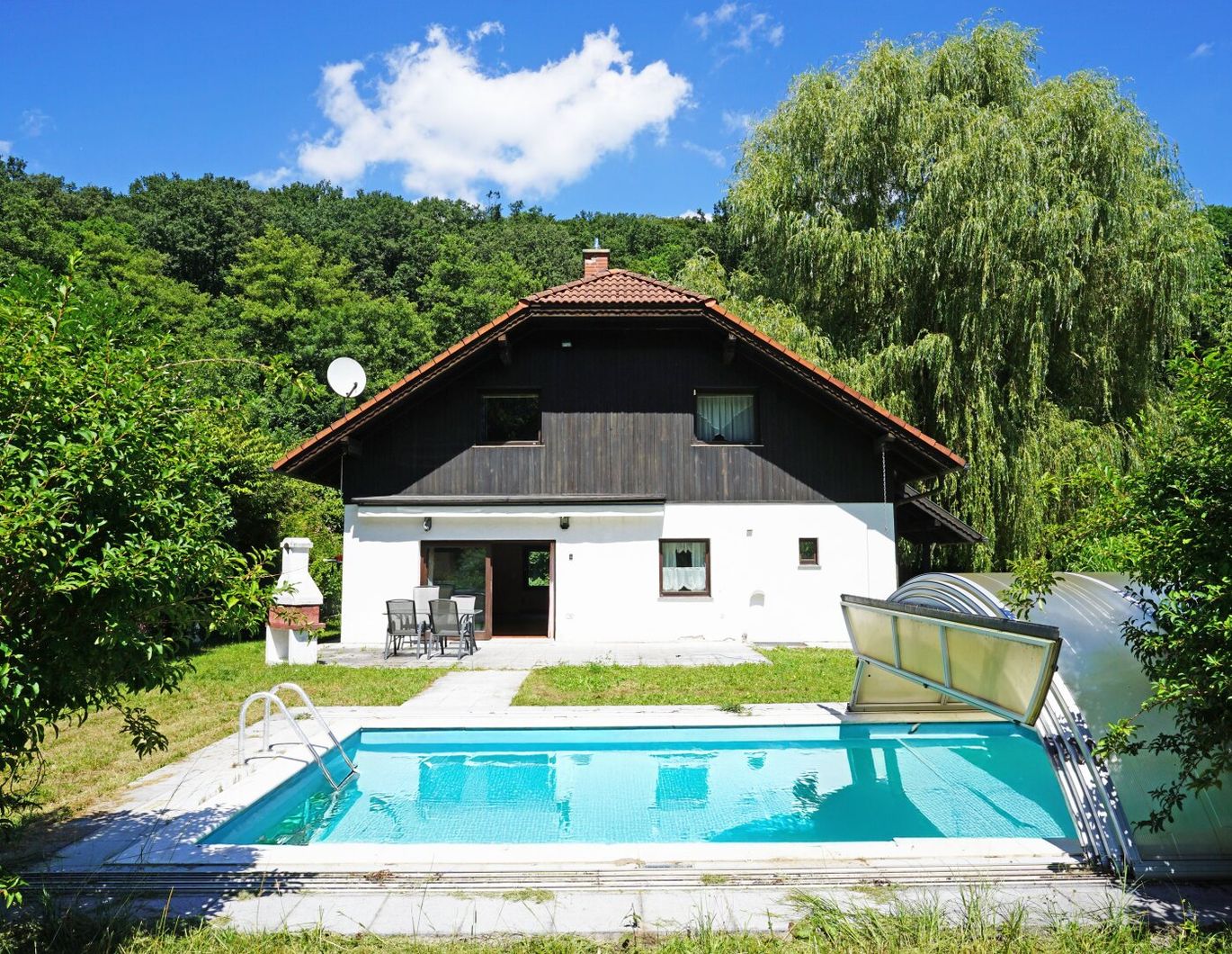 Familienidyll in Grünruhelage am Waldrand mit großem Garten, Schwimmbecken und Sauna
