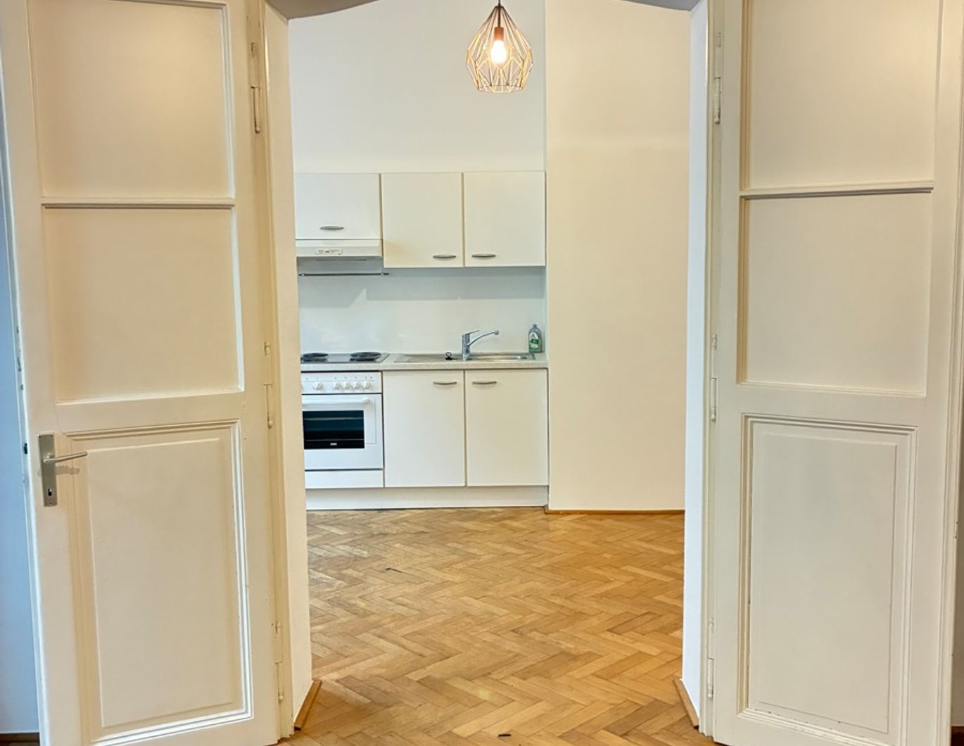 Helle WG-taugliche Zweizimmer Altbauwohnung in zentraler ruhiger Lage