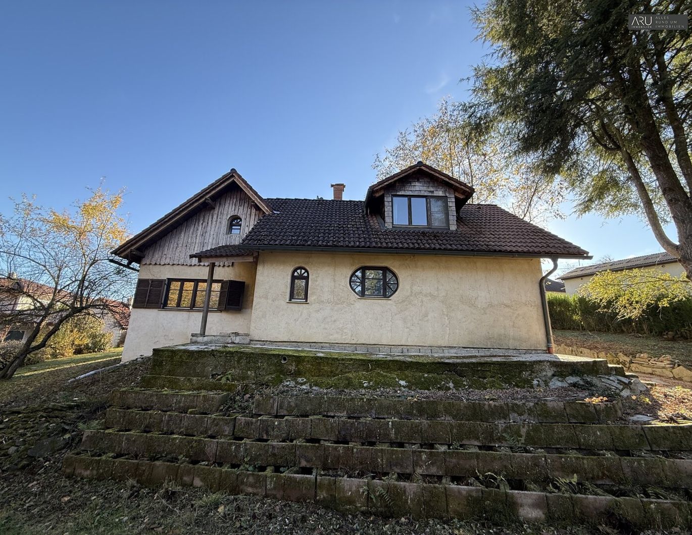 **Idyllisches sanierungsbedürftiges Haus**