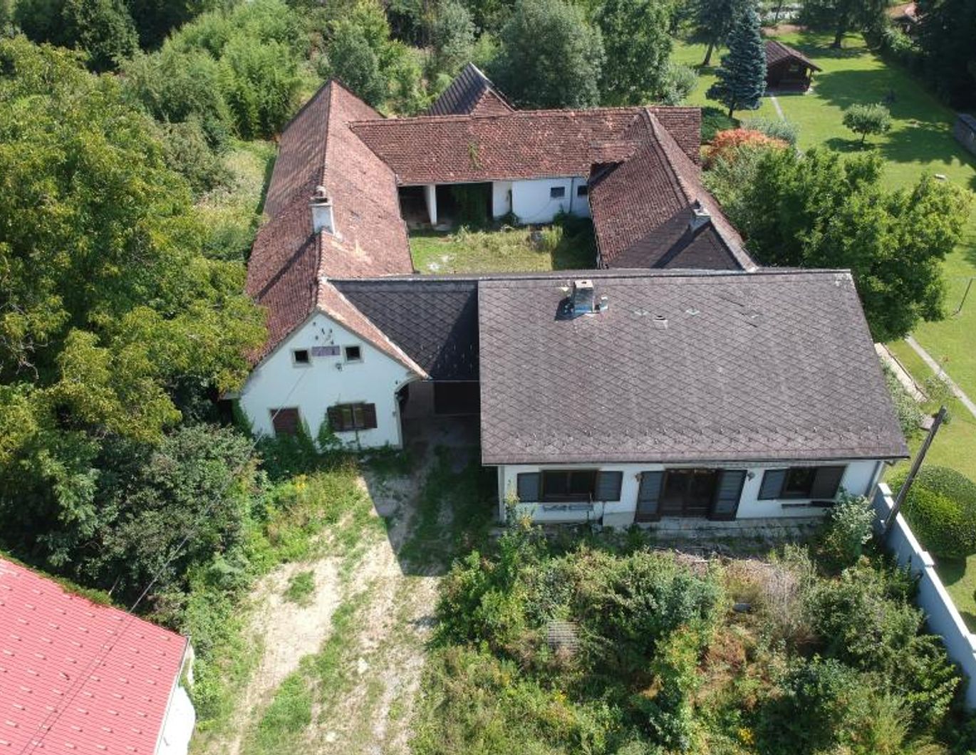 Sanierungsbedürftiger Vierkanthof (126m²) mit großzügigem Wirtschaftsgebäude in ruhiger Grünlage in Neudau!