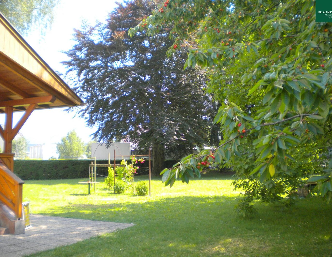 Mietwohnung im Privatpark mit großem Balkon und Garage in Ruhelage