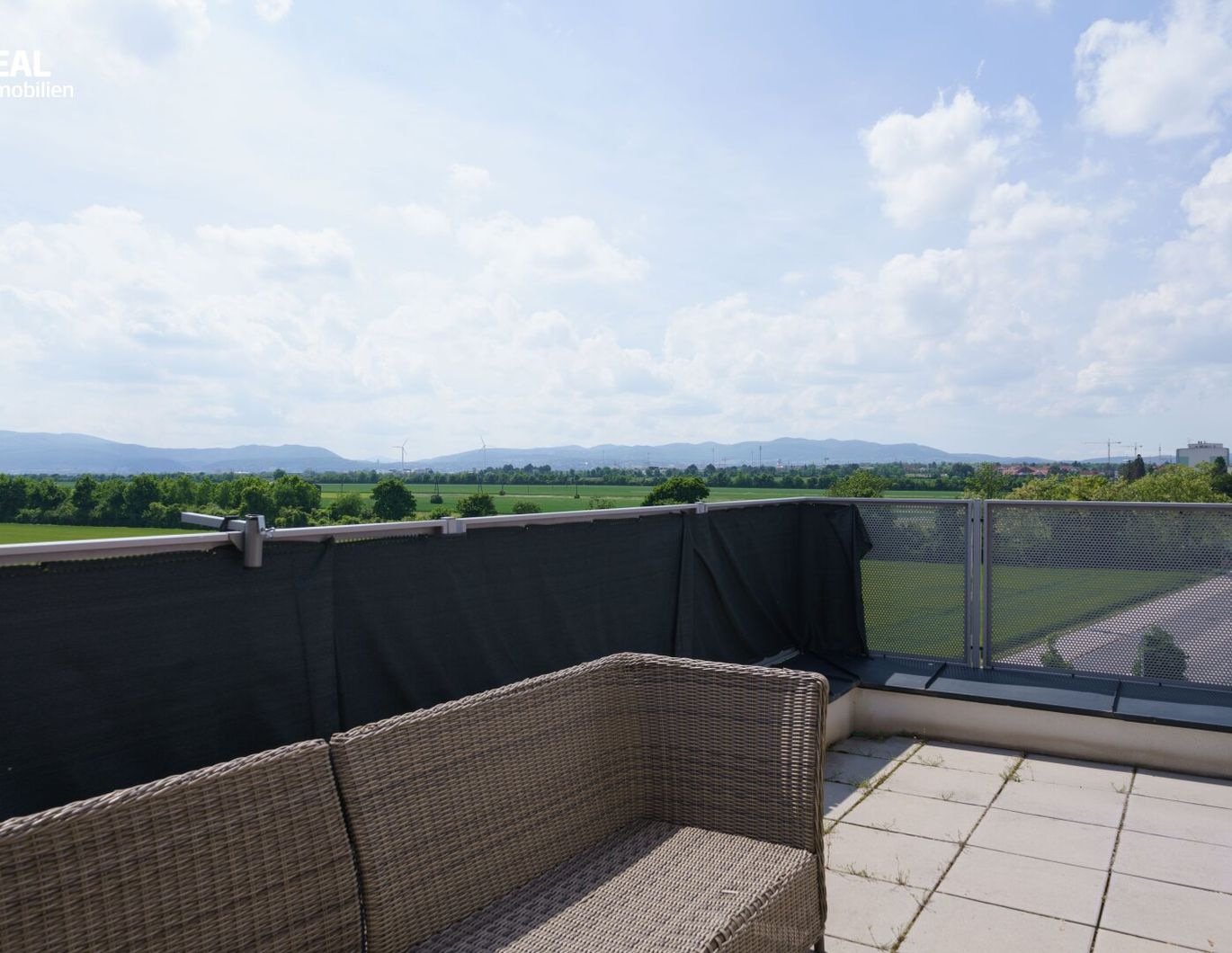 Fantastischer Weitblick in toller Lage - 72,36m² DG-Wohnung mit 37,60m² Dachterrasse und überdachten Parkplatz!