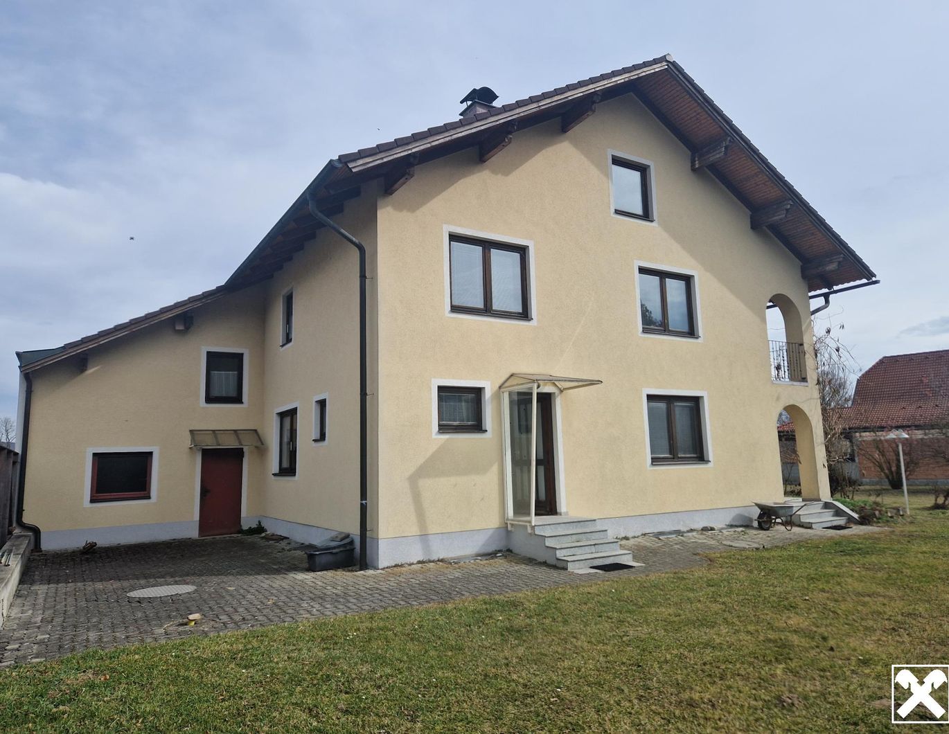 TOLLE LIEGENSCHAFT MIT VIEL WOHNRAUM FÜR BIS ZU DREI FAMILIEN ODER FÜR EINE GROSSFAMILIE MIT HERRLICHER BAULANDRESERVE