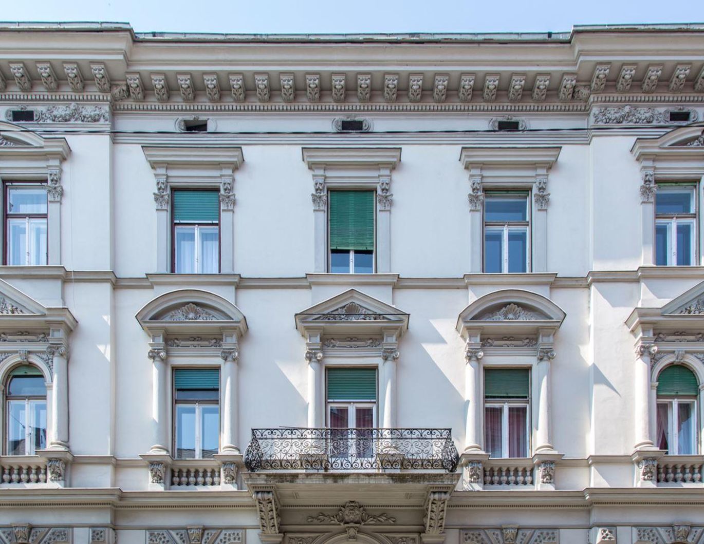 GROSSZÜGIGE ALTBAUWOHNUNG IN ZENTRALER LAGE!