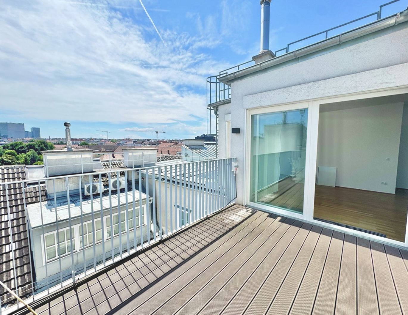 TOPLAGE NÄHE THERESIANUM | EXKLUSIVE, HELLE 4-ZIMMER MIT TERRASSE | U-BAHN-NÄHE