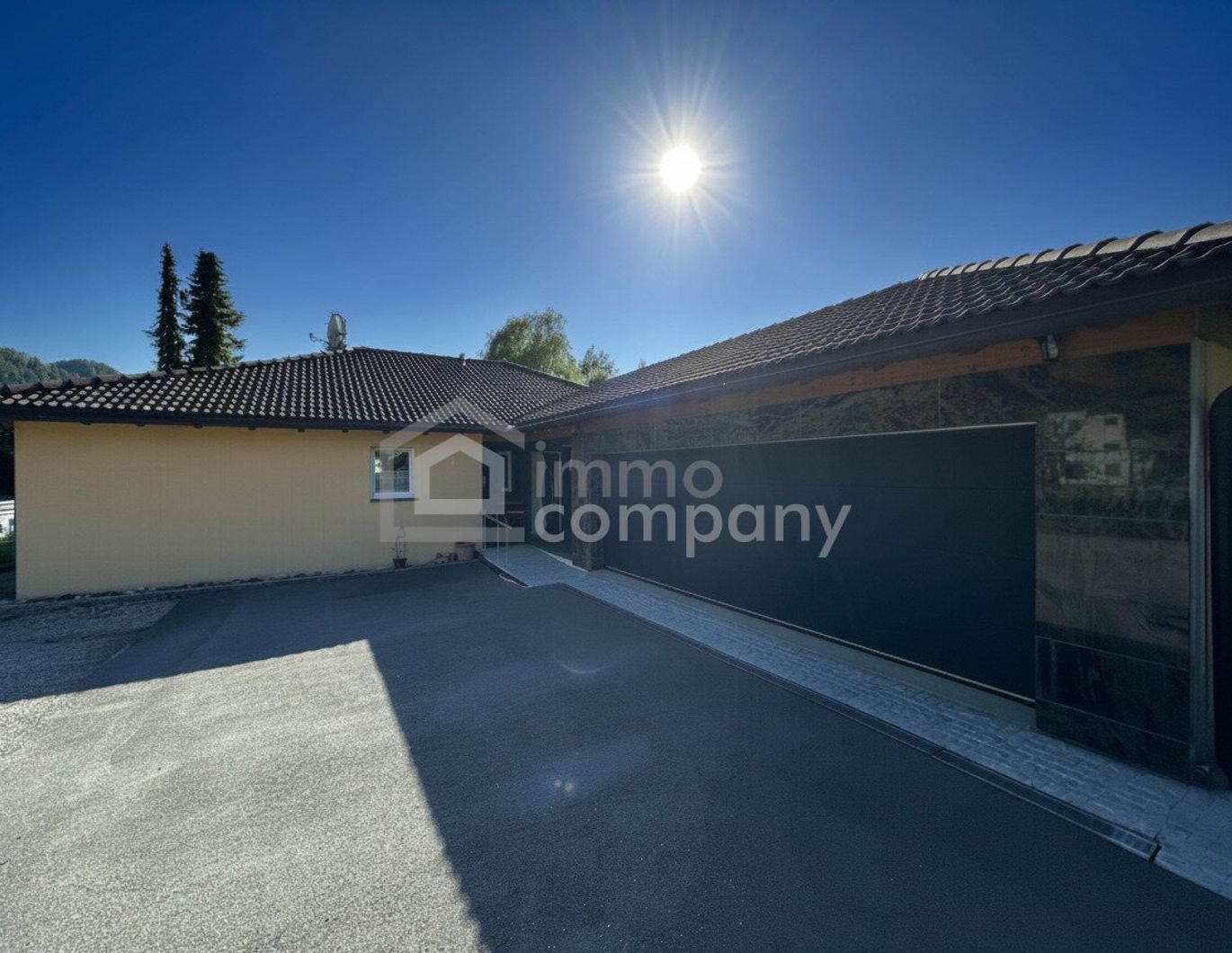 ! Top-Angebot ! Luxuriöser Bungalow, hochwertige Ausstattung, zentrumsnahe, sonnige Ruhelage, Hohenems, Grenznähe: Schweiz 4 km / Liechtenstein 20 km / D 26 km, sehr geräumige 3-er-Garage/FB, Sackgasse, Vielzahl privater Außenstellplätze.