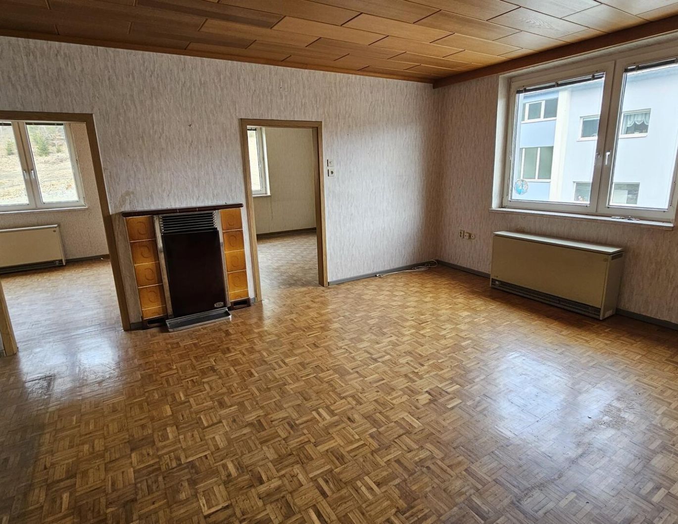 3-Zimmer Genossenschaftswohnung zur Selbstrenovierung im letzten Stock - ganz oben