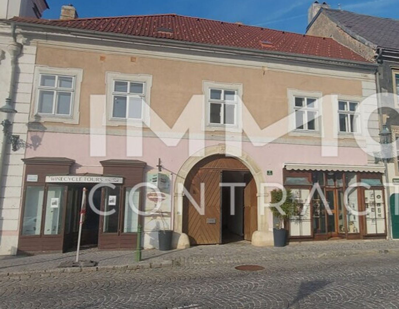 WOHN-UND GESCHÄFTSHAUS AUS DEM 16. JAHRHUNDERT IM HERZEN VON LANGENLOIS  100 m Kellerröhre, Nebengebäude, Innenhof, Geschäftslokale, usw.