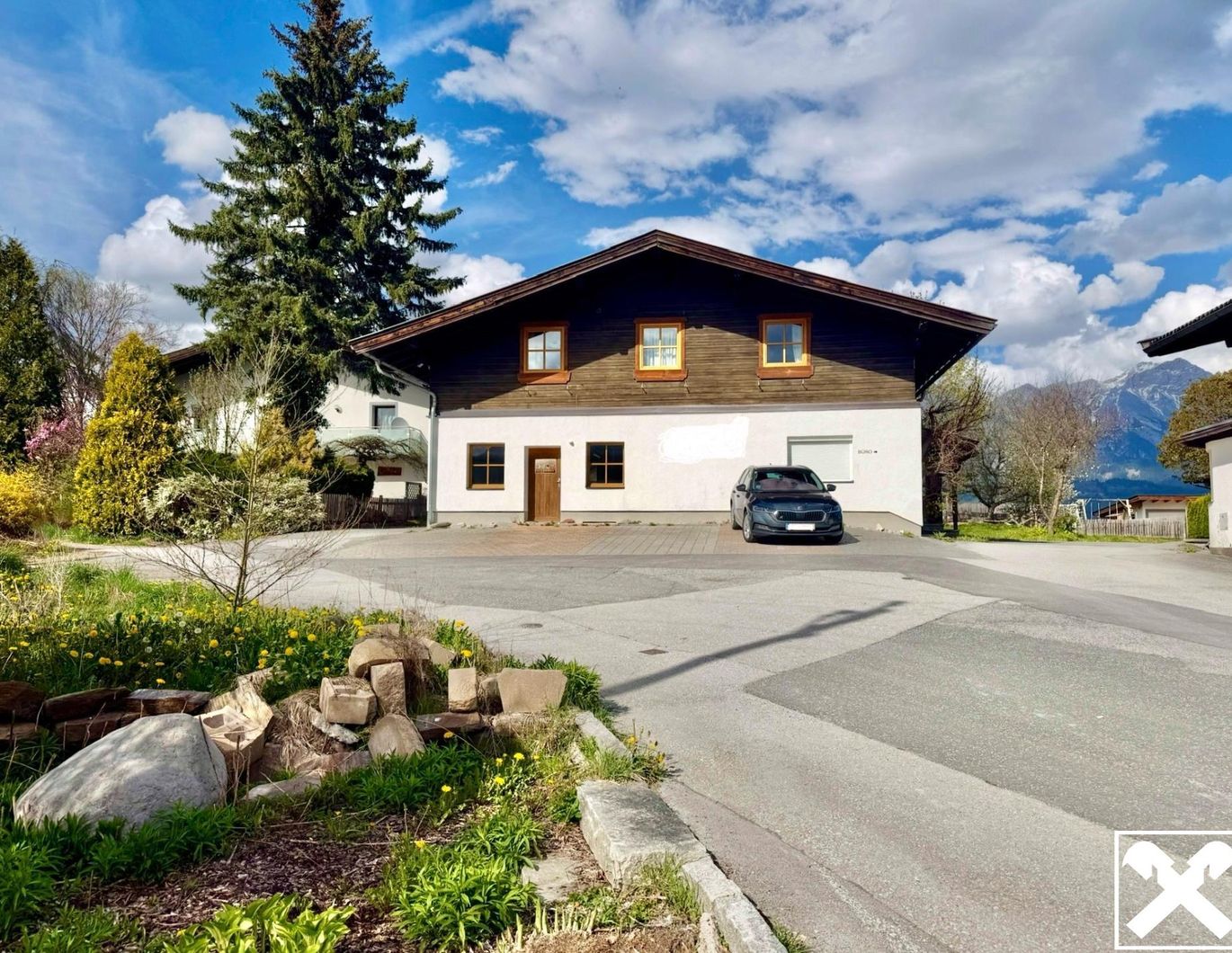 Ein Haus voller Möglichkeiten: Wohnen und Büro mit Sanierungsbedarf