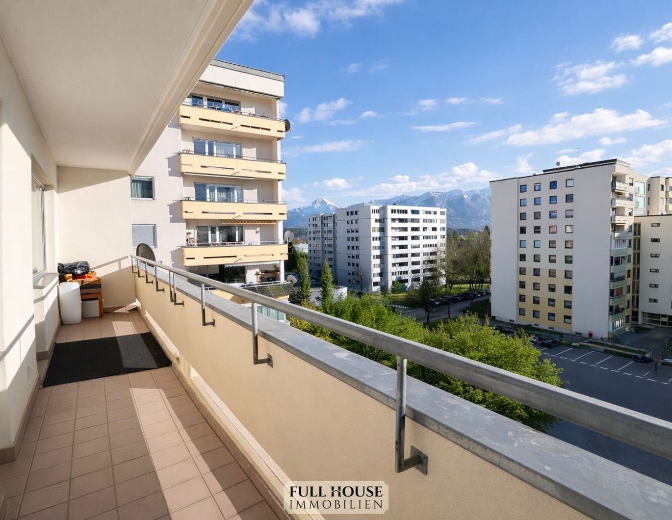 Helle 2,5-Zimmer-Wohnung mit weitläufiger Loggia und eigenem Stellplatz in Villach