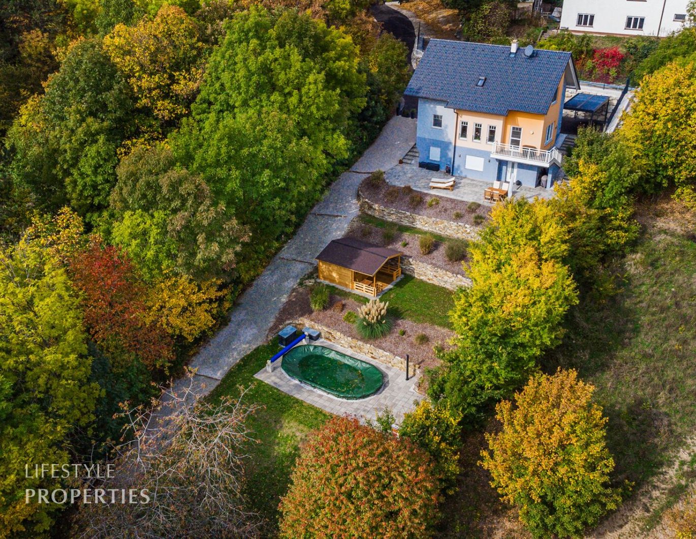 Modernes, möbliertes Einfamilienhaus mit Garten und Pool in Ruhelage