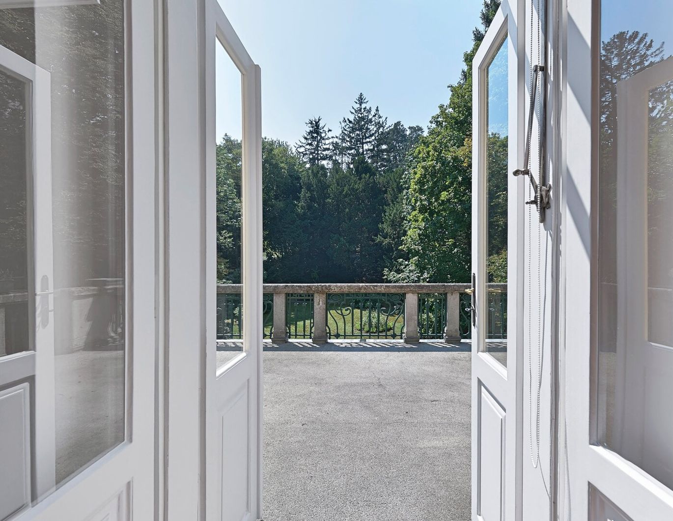 Representative Historic Villa Apartment 220 m² + Studio • Garage • Prime International Location (AIS)