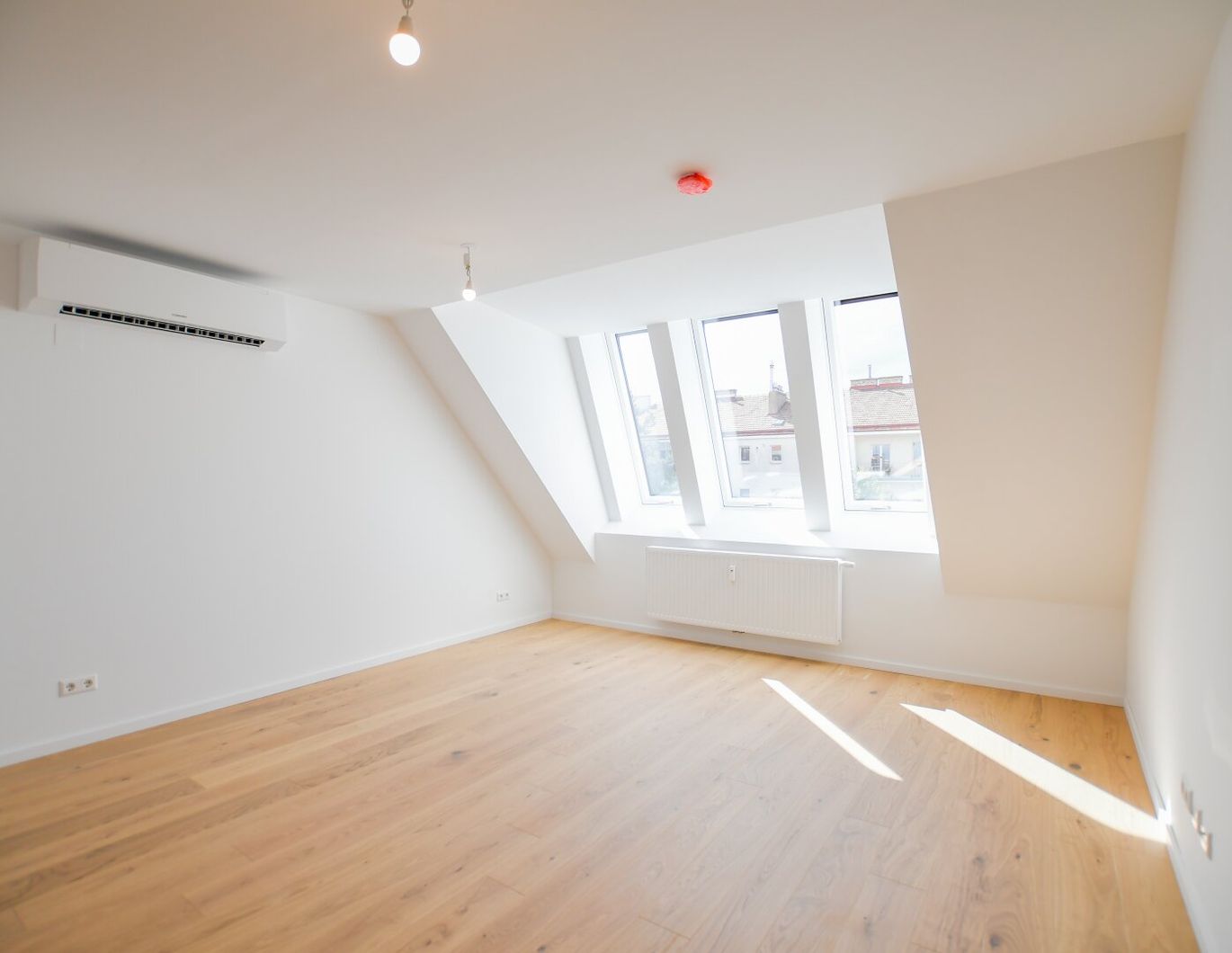 Erstbezug nach Sanierung: Charmante 2-Zimmer-Dachgeschoßwohnung mit Top-Lage