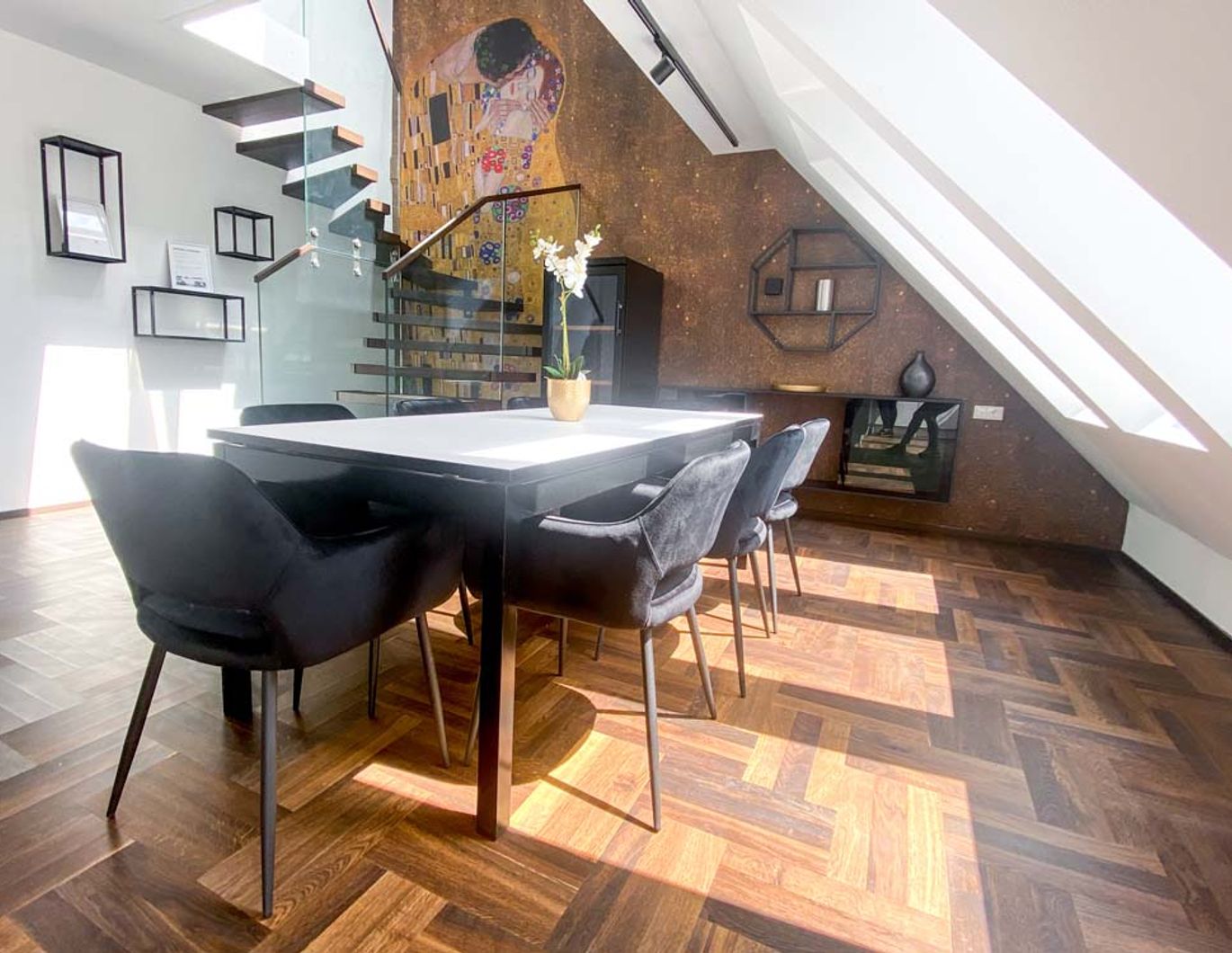 Dachgeschoßwohnung möbliert mit Balkon