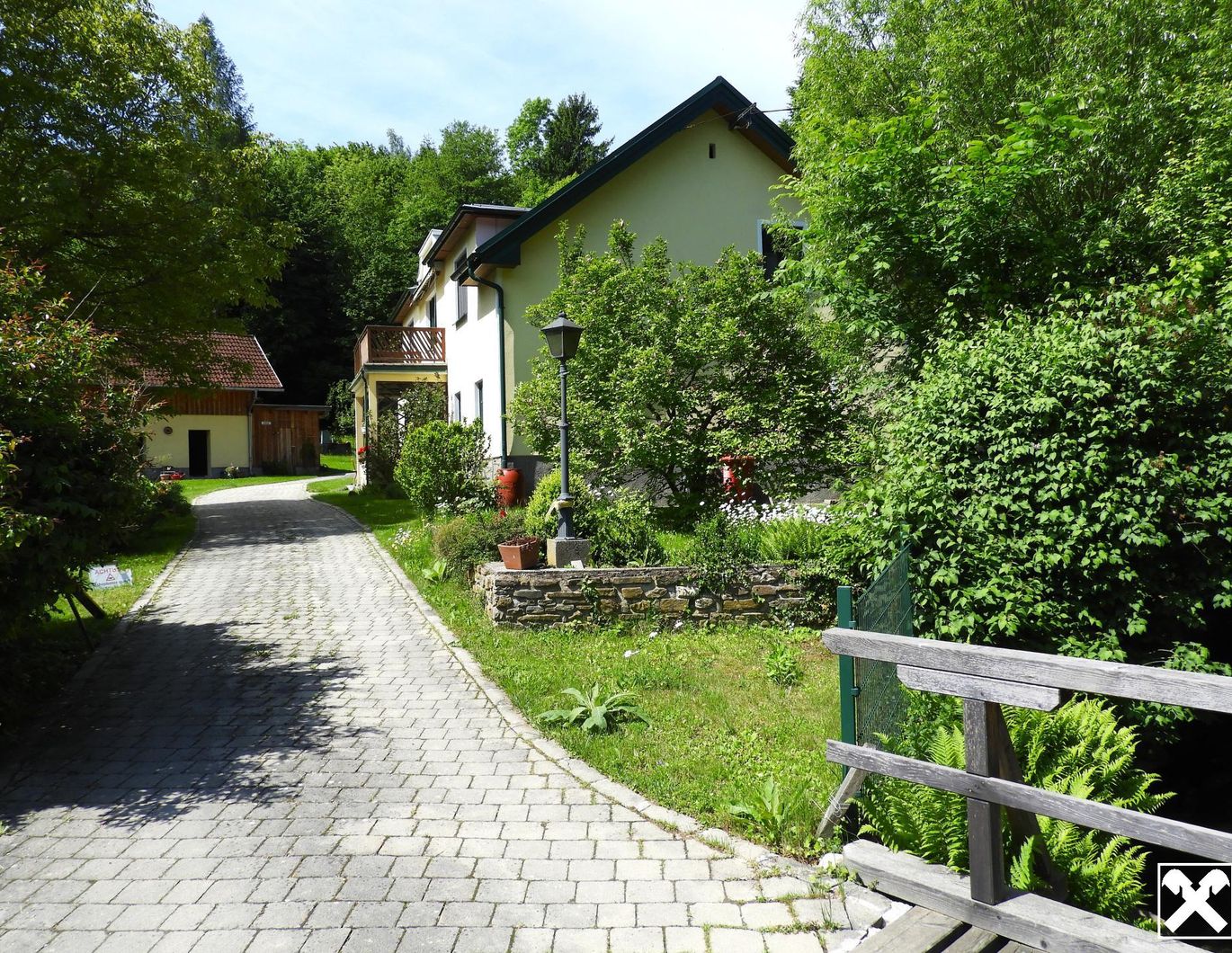 Landwirtschaftliches Anwesen mit angeschlossenem Wald und Agrarflächen