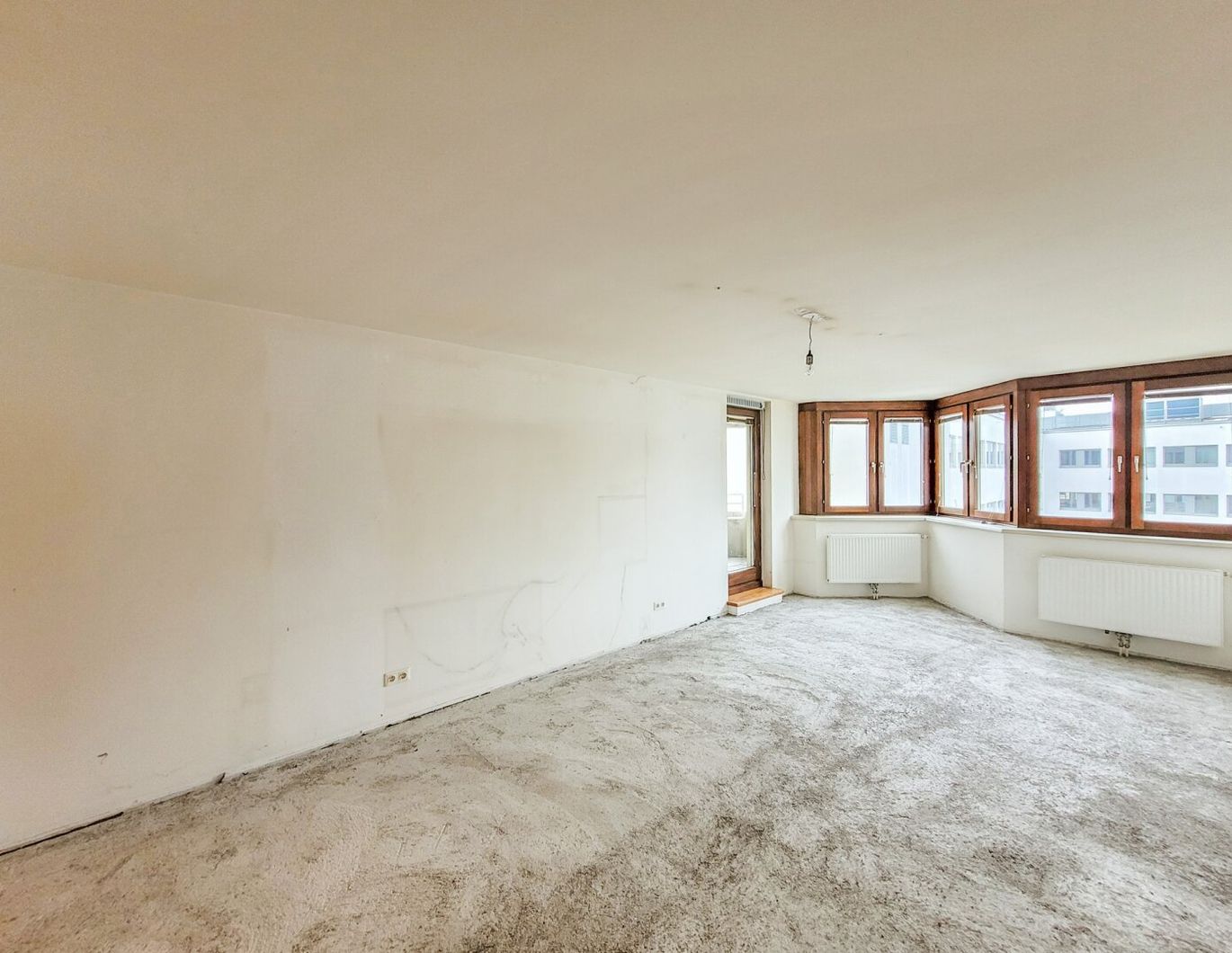 PROVISIONSFREI VOM EIGENTÜMER! INTERESSANTE 4-ZIMMER WOHNUNG MIT WESTSEITIGER LOGGIA NÄHE U4!