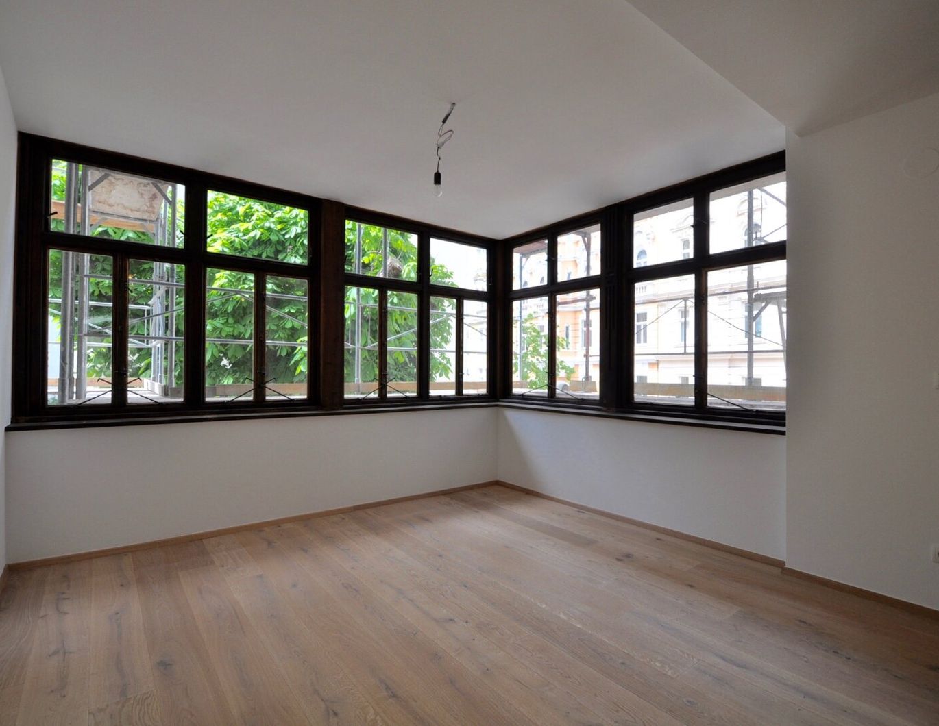 Moderne 3-Zimmer-Wohnung mit charmantem Wintergarten in traumhafter Liegenschaft!