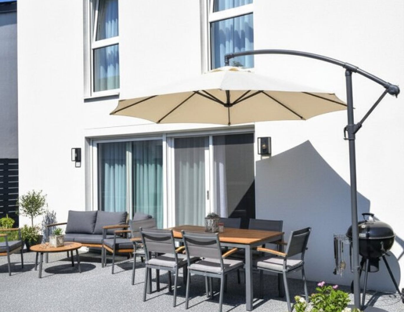 Massivhaus Baujahr 2022 - hochwertig möbliert mit Keller, Terrasse, Gartenhütte und Parkplätzen