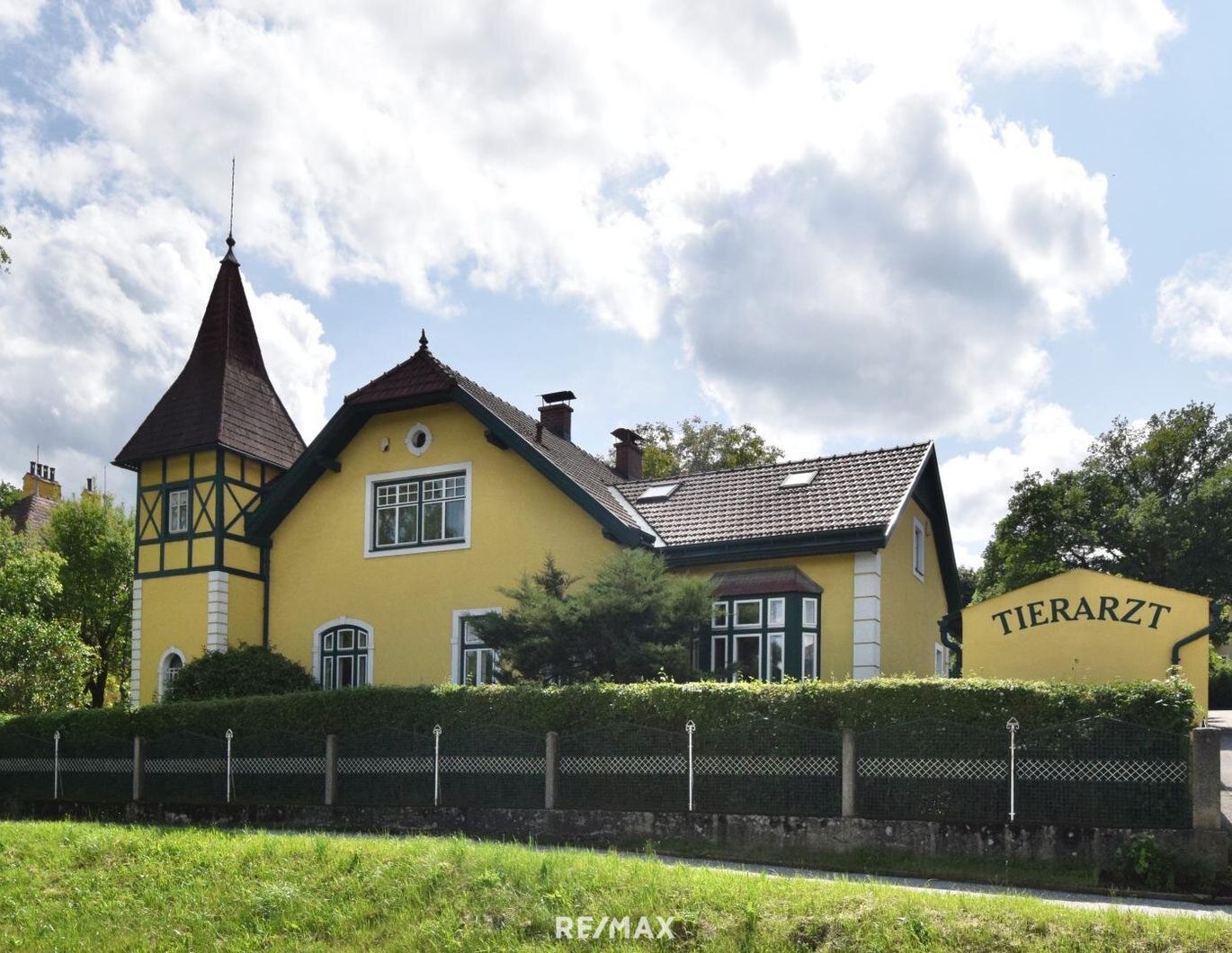 Exklusive Rarität - Villa mit traumhaftem Garten und Ordination