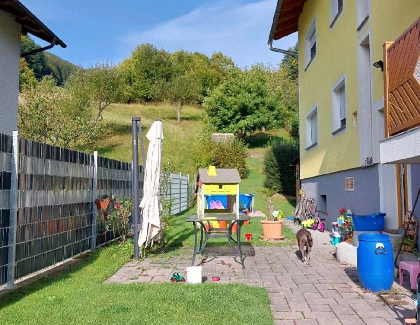 Modernisierte 4-Zimmer Wohnung in einem Zweifamilienhaus mit Garten