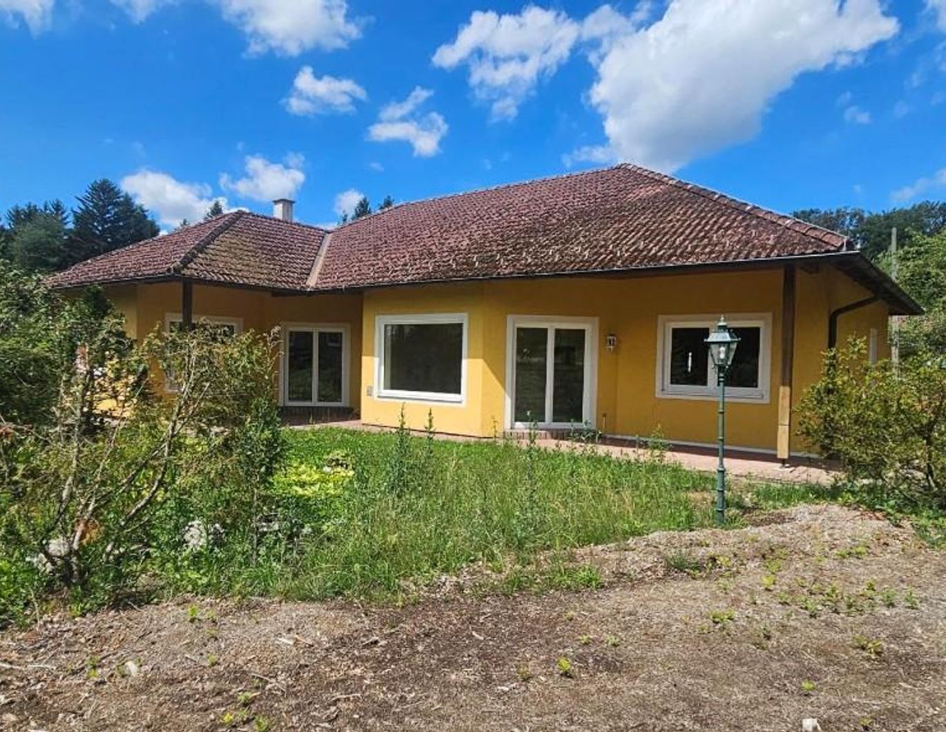 BAUMEISTERBUNGALOW IN FABELHAFTER WALDRANDLAGE