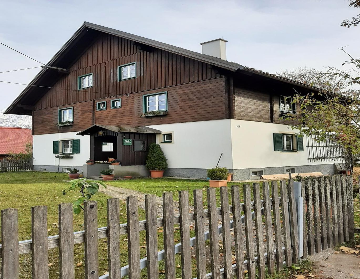 4 Zimmer-Wohnung mit großem Garten und Garage