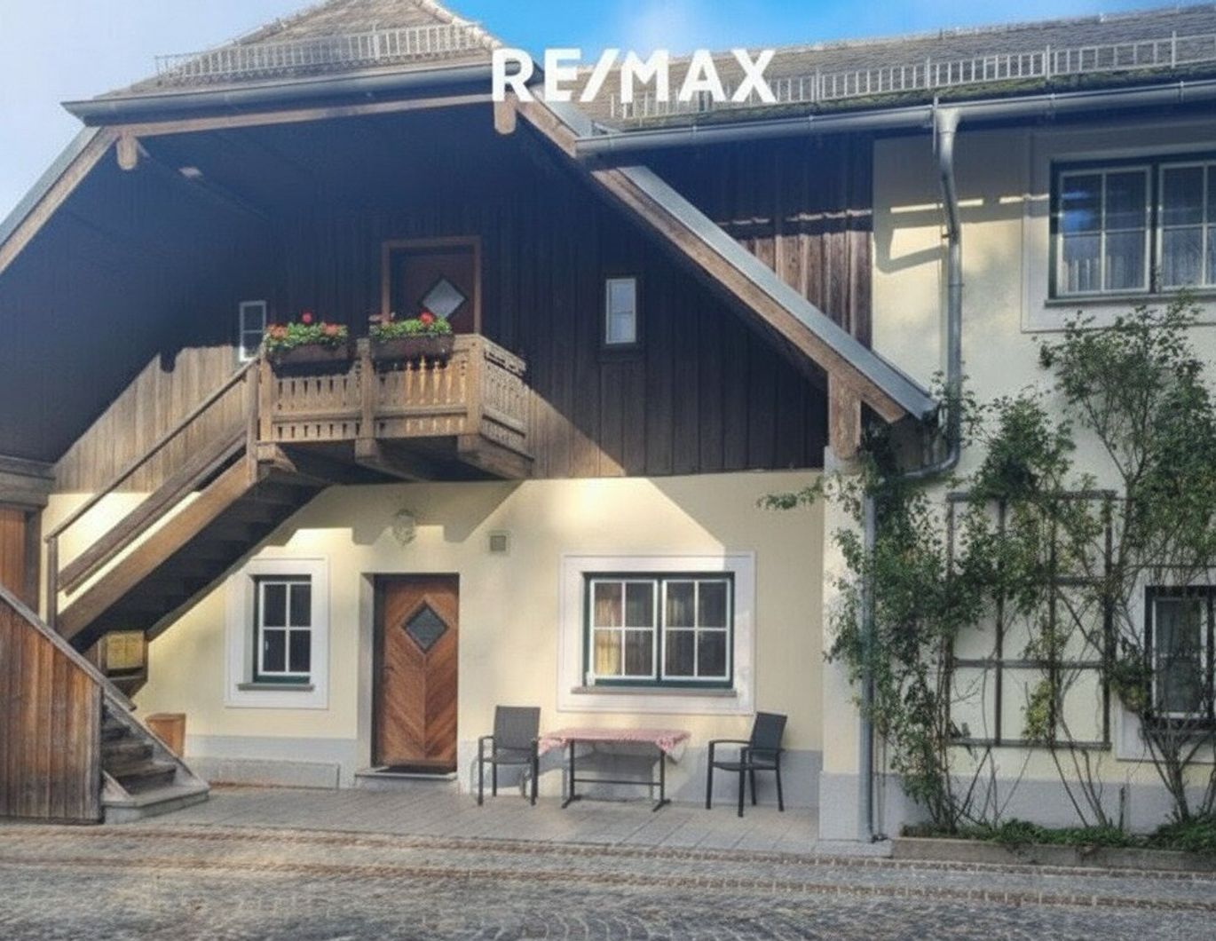 Gepflegtes Mehrfamilienhaus mit fünf eigenständigen Wohneinheiten in unmittelbarer Nähe zum Attersee