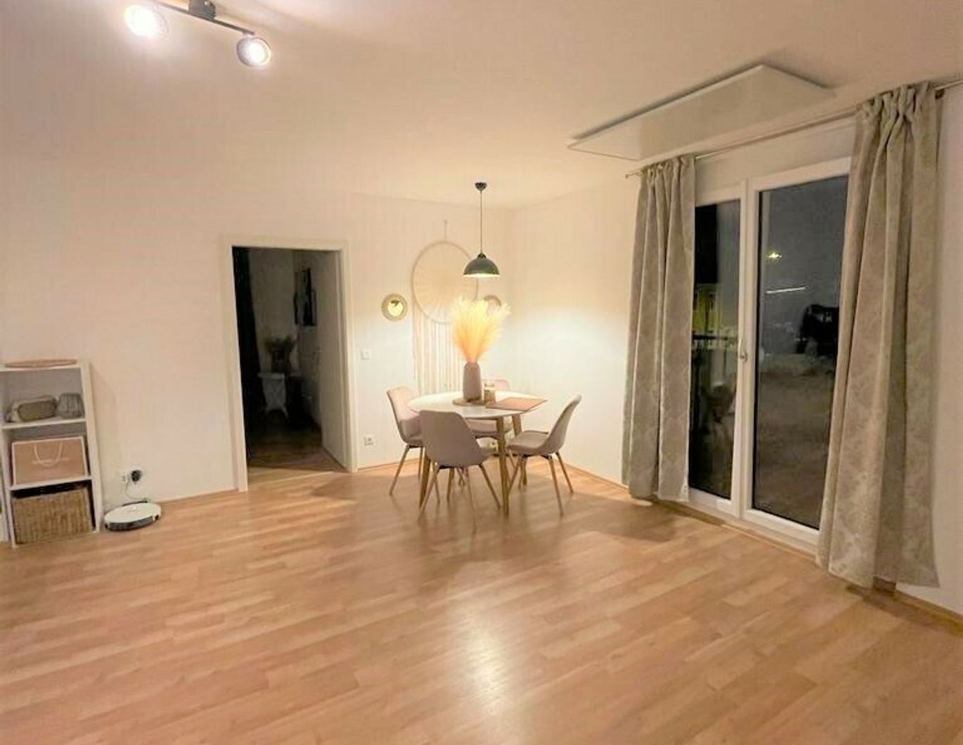 Anleger aufgepasst! Schöne, helle, zentral gelegene, vermietete Wohnung mit Balkon!