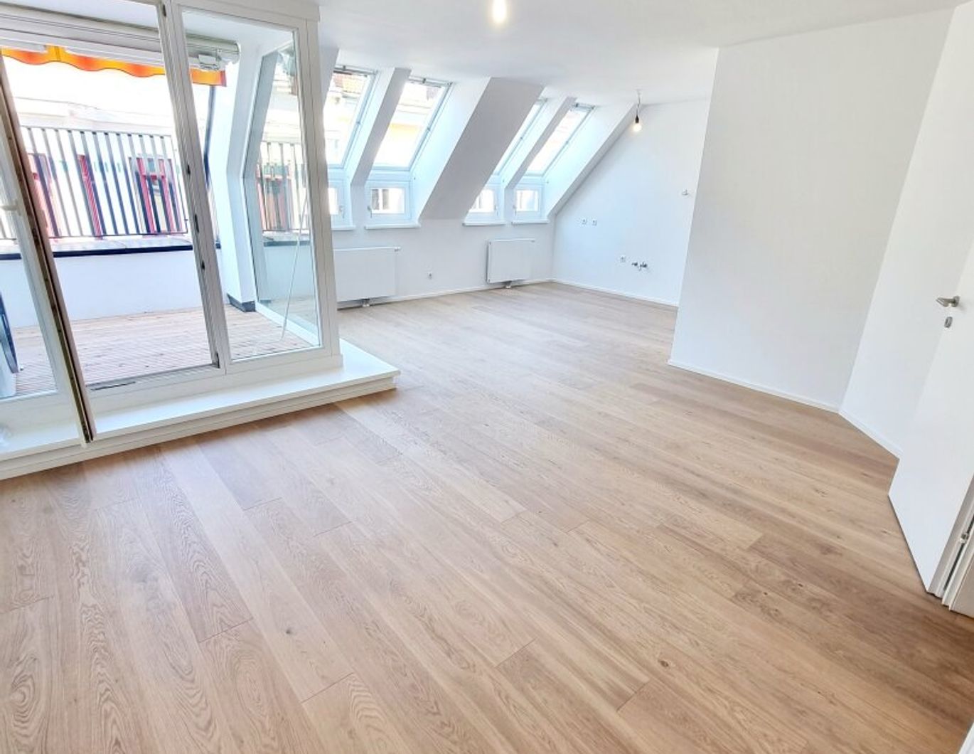 Leistbare Familien-Wohnung im Dachgeschoss! Toll aufgeteilt + Zentrumsnah + 3 Zimmer mit Terrasse + Frisch saniert + Hauseigene Tiefgarage! Besser geht es nicht....