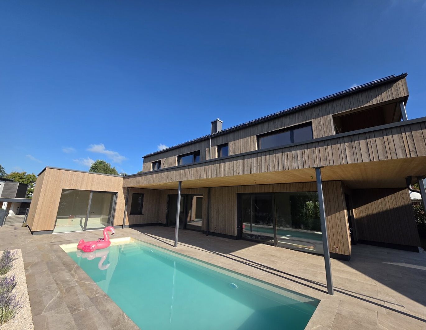 Exquisite Neubau-Luxusvilla mit Seeblick und Pool / Provisionsfrei