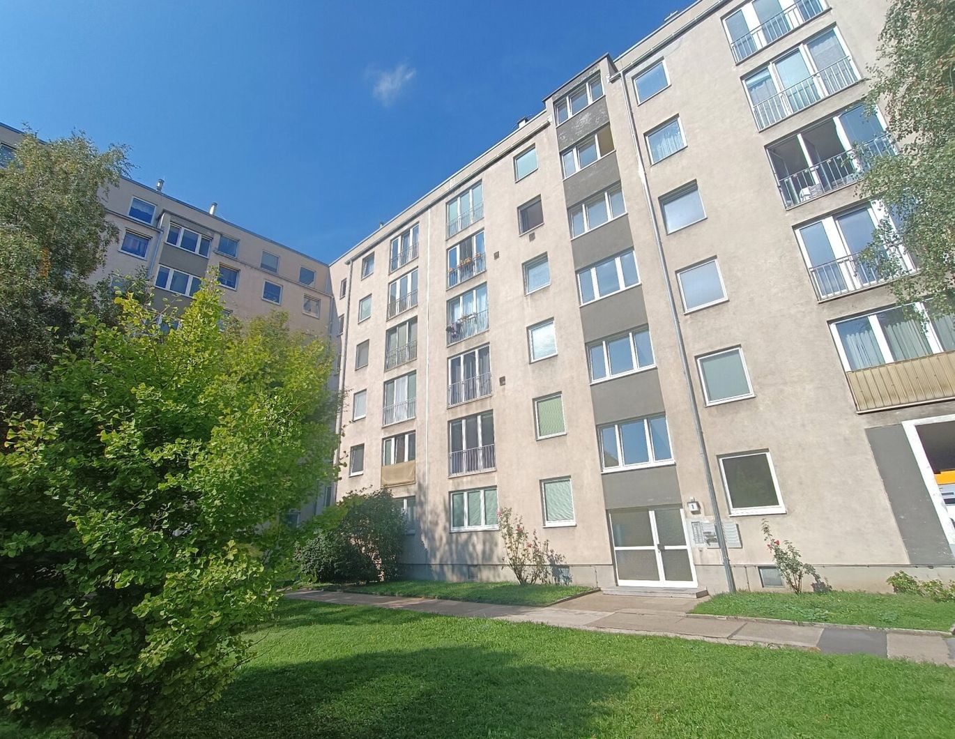 2-Zimmer Wohnung mit Weitblick und Loggia im 5. Stock mit Lift! Nähe U6 Dresdner Straße!