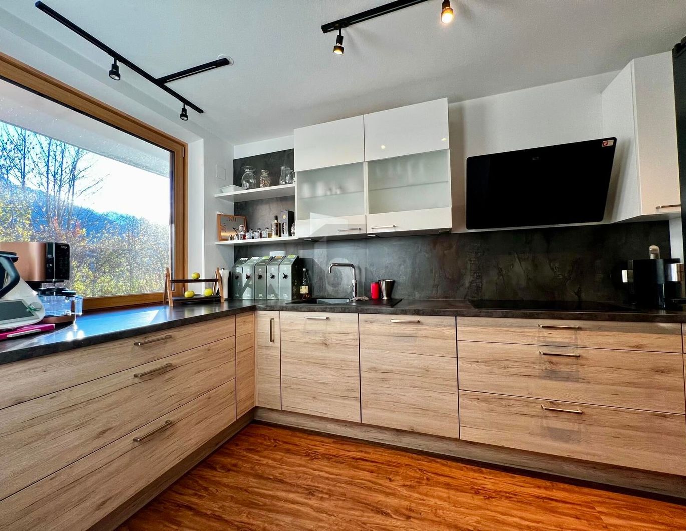 Preisreduktion! PREISHIT! SANIERT MIT SONNIGEM WINTERGARTEN UND SUPER AUFTEILUNG!