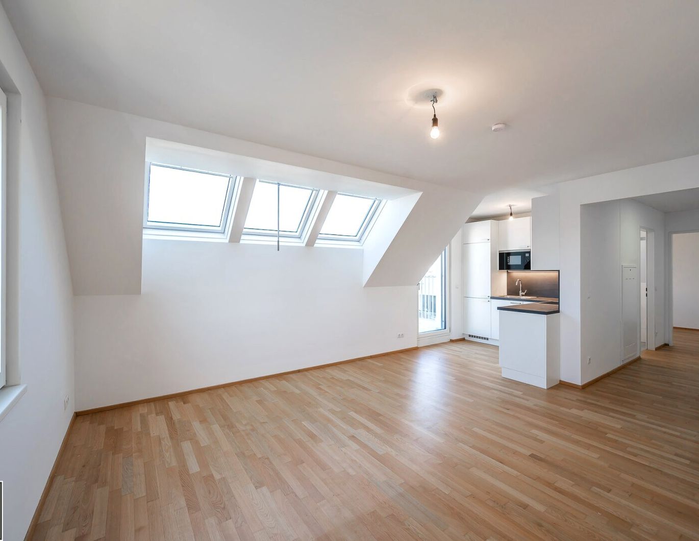 Großzügige 3-Zimmer-Dachgeschosswohnung mit Balkon & Terrasse - Südwest-Ausrichtung - Nähe Kagran / Donauzentrum