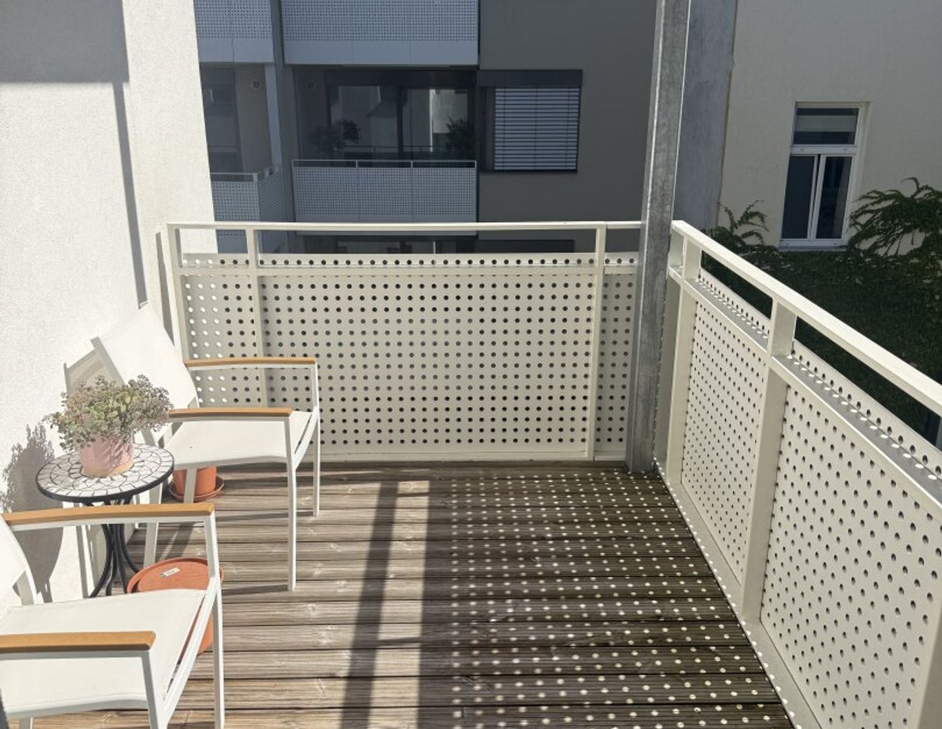 Alles da - Moderne und elegante Altbauwohnung mit Balkon in bester Lage + 1x Garagenplatz und Einbauküche im Preis inkludiert