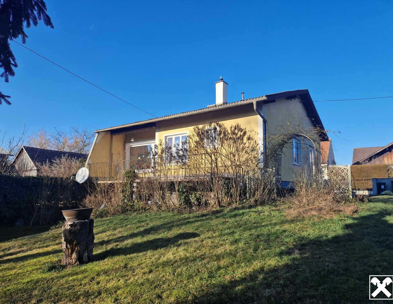 LIEBEVOLLER, KLEINER BUNGALOW IDEAL FÜR 2-3 PERSONEN MIT HERRLICHEM GARTEN SAMT ALTBAUMBESTAND IN BESTER ZENTRUMSNAHER WOHNLAGE