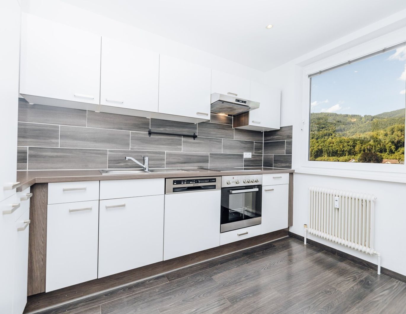 LIFT I LOGGIA I RUHIGE LAGE I LICHTDURCHFLUTET I SCHÖNE AUSSICHT I EINBAUKÜCHE I FAMILIENFREUNDLICH I PROJEKT WOHNEN I