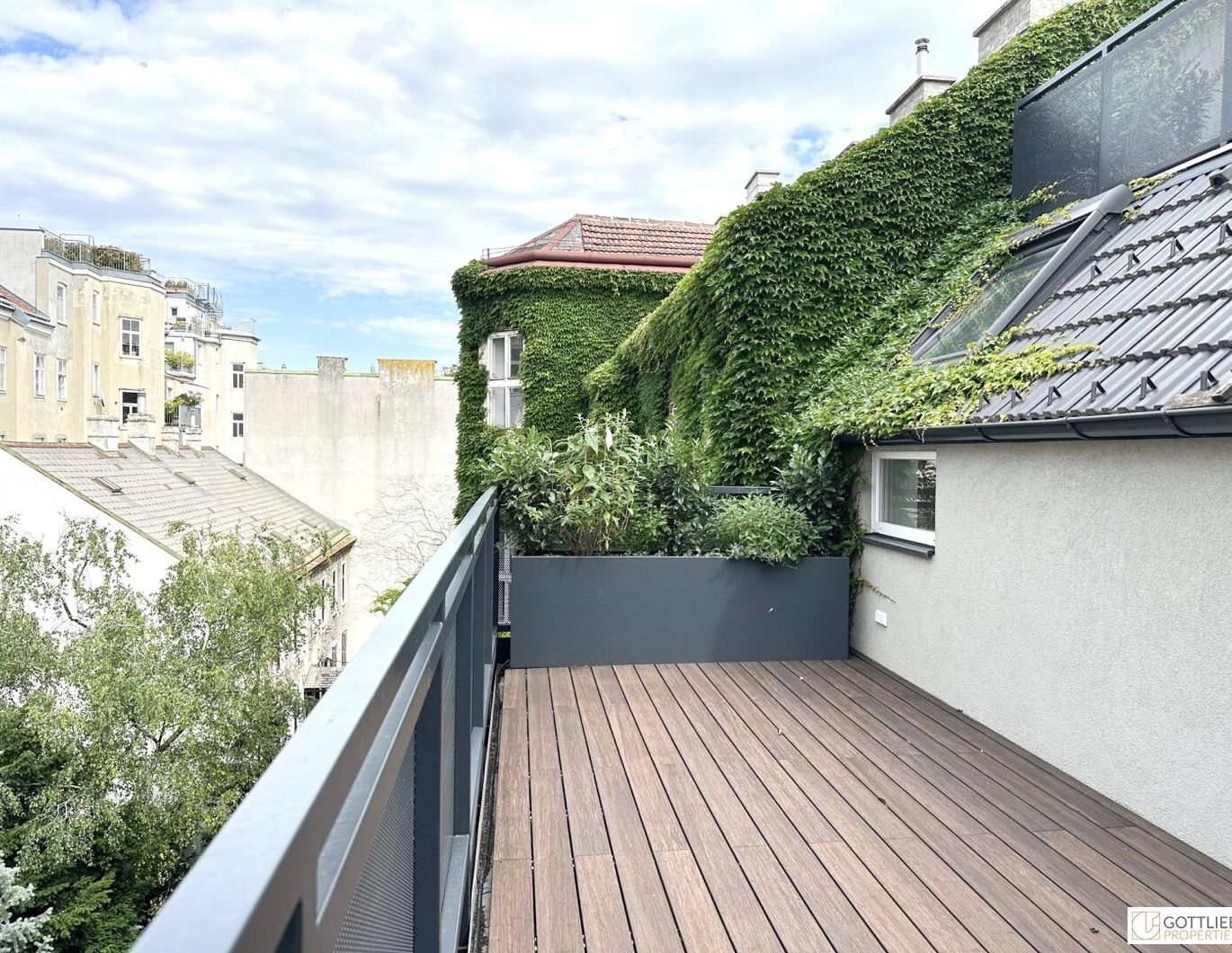 Grünruhelage nahe Belvedere! Luxuriöse 3-Zimmer-Erstbezug-Dachgeschoss-Wohnung mit zwei Balkonen in historischem Gebäude