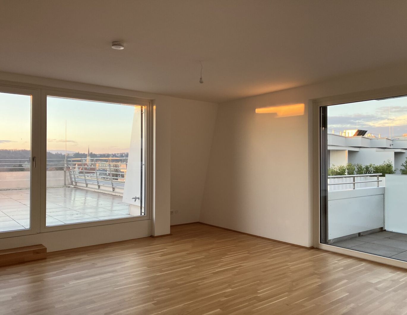Exklusiver 3-Zimmer-WOHNTRAUM mit großer TERRASSE und BALKON im 5. OG - mit Schönbrunn-Blick und nahe U4 