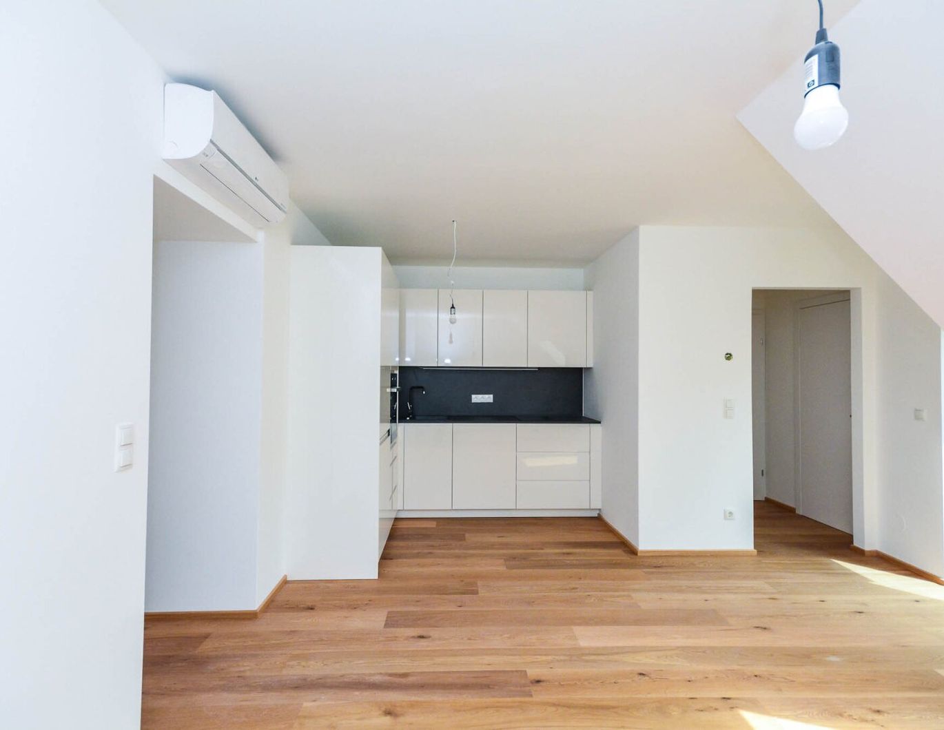 DG-Wohnung mit Balkon: 2 Zimmer Erstbezug mit sehr guter Ausstattung