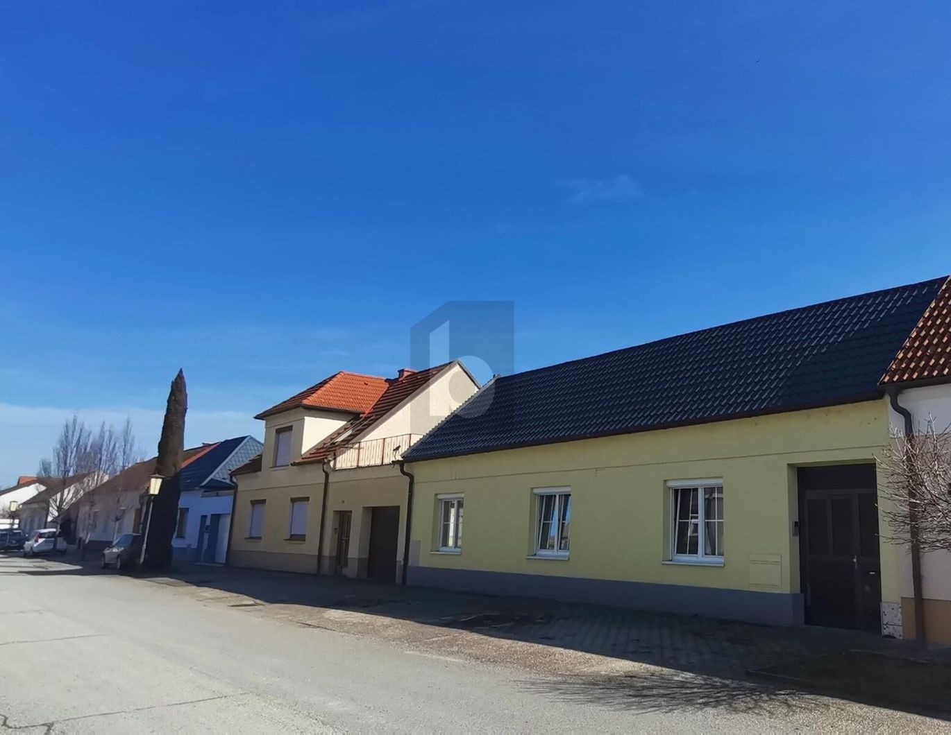 RENOVIERT - MIT UNEINSICHTIGEM GARTEN UND ZWEITEM ZUGANG