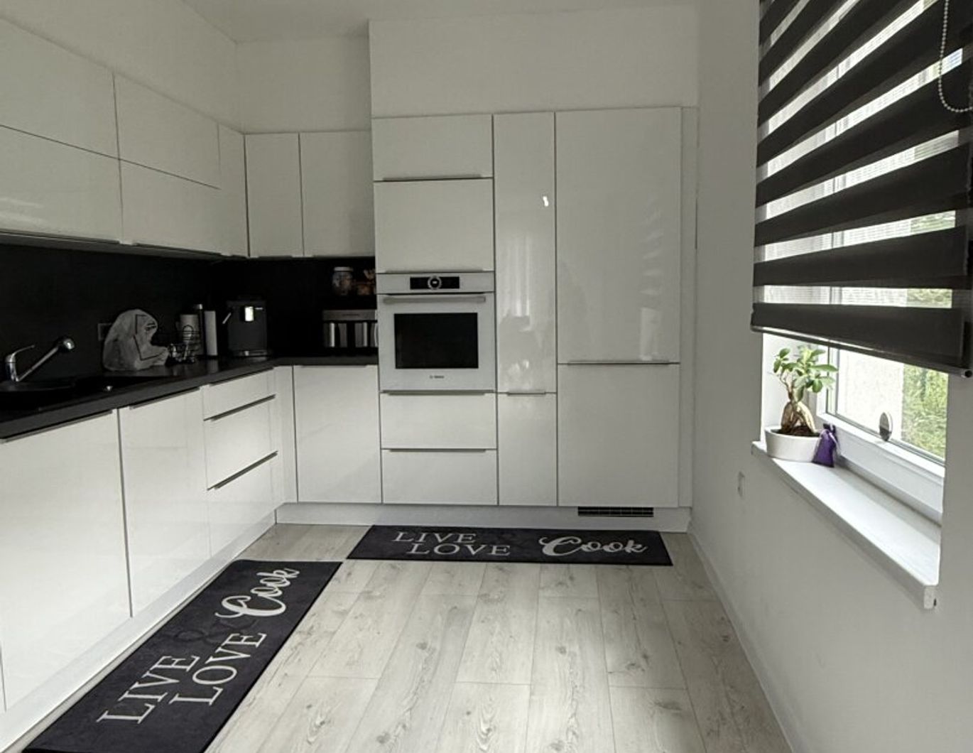 Wohnhaus mit großer süd-westseitigen Terrasse, südseitiger Balkon, Garagen und Carports