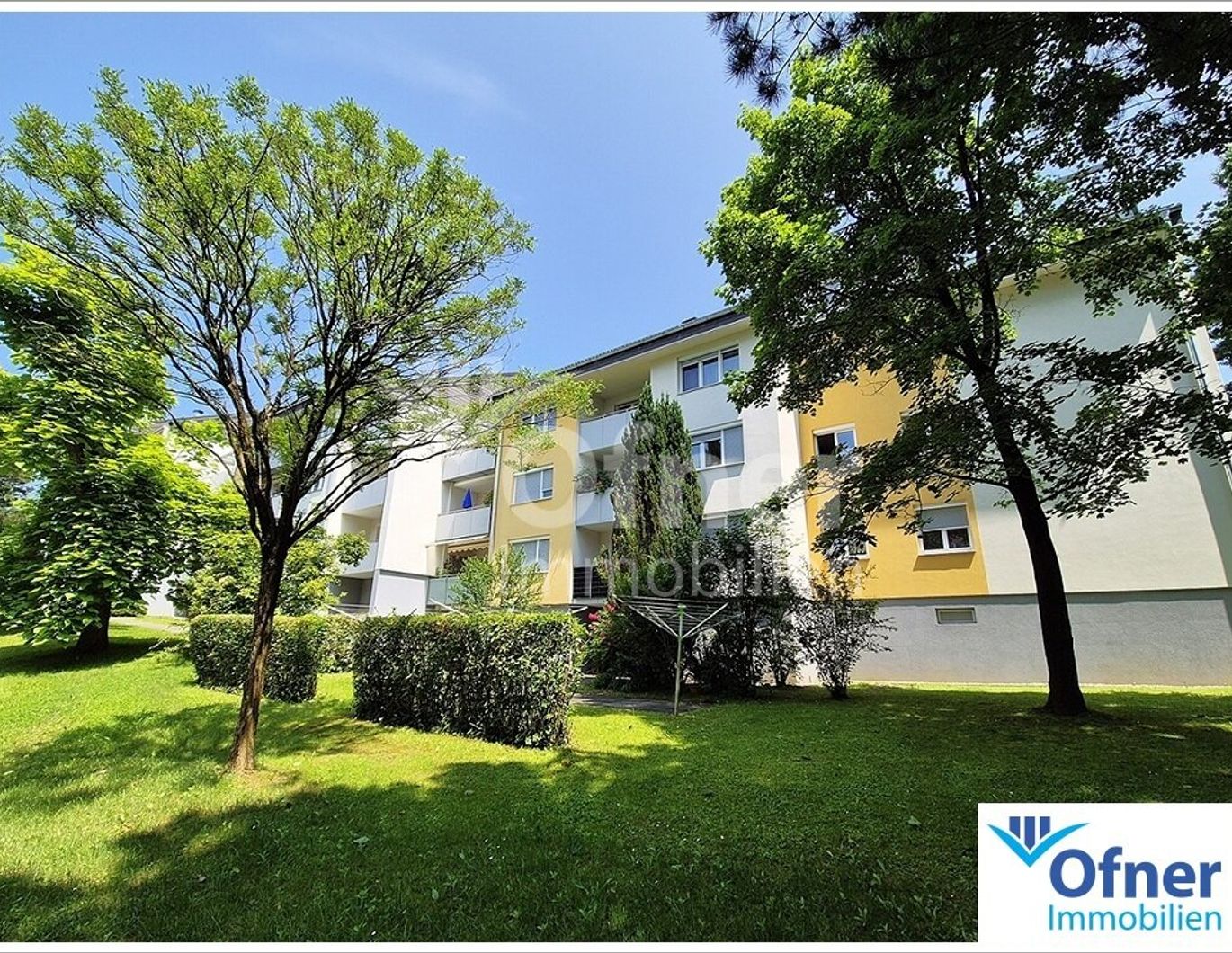 Sanierte Wohnanlage im Grünen - schöne Wohnung mit Loggia