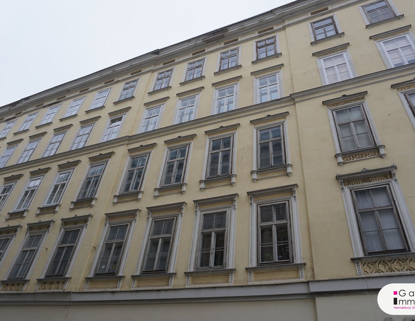 Naschmarkt - geräumige, helle, sanierungsbedürftige Altbauwohnung