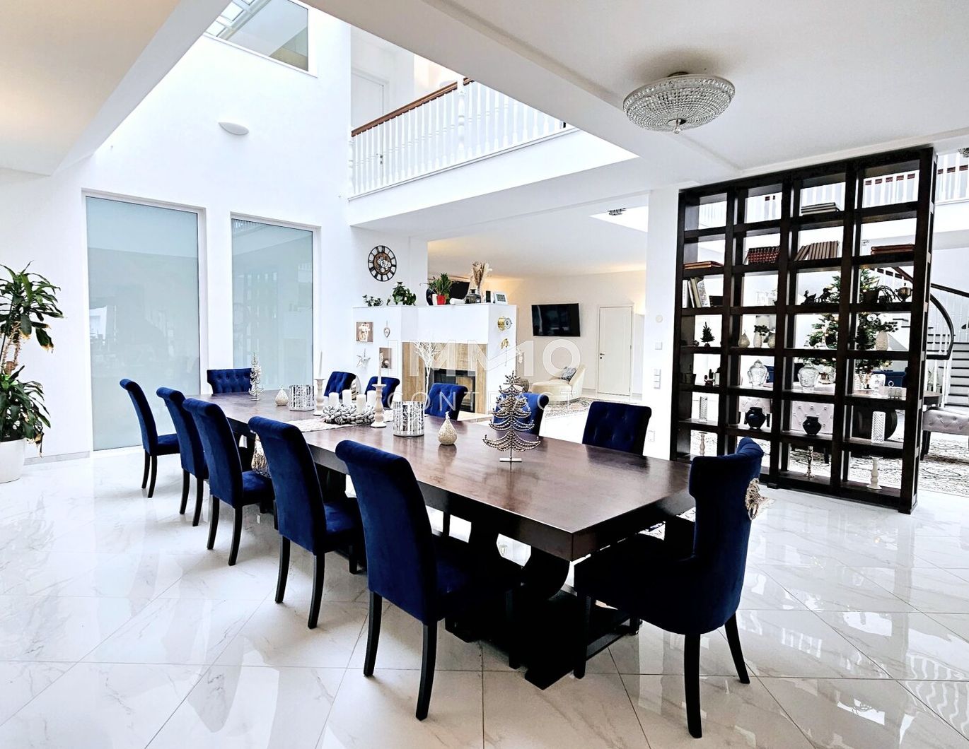 Zeitlose Architektur trifft Großzügigkeit - Designvilla mit Indoor-Pool und Einliegeroption