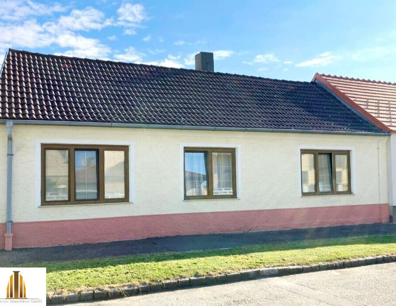 Hübsches, gepflegtes und ebenerdiges Landhaus mit uneinsichtigem Innenhof, großem Garten und Garage, in Seefeld im Weinviertel, Nähe Hollabrunn!
